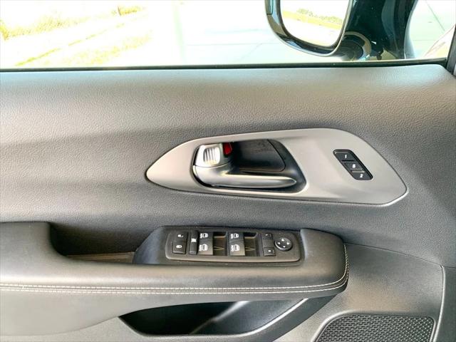 Used 2025 Chrysler Pacifica - photo 21