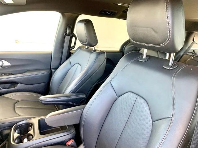 Used 2025 Chrysler Pacifica - photo 1