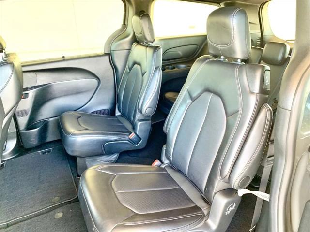 Used 2025 Chrysler Pacifica - photo 2