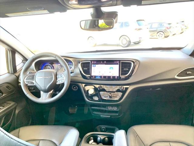 Used 2025 Chrysler Pacifica - photo 21