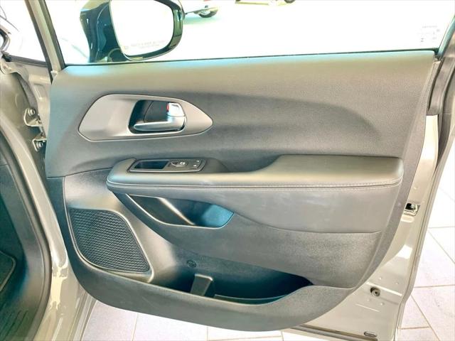 Used 2025 Chrysler Pacifica - photo 23