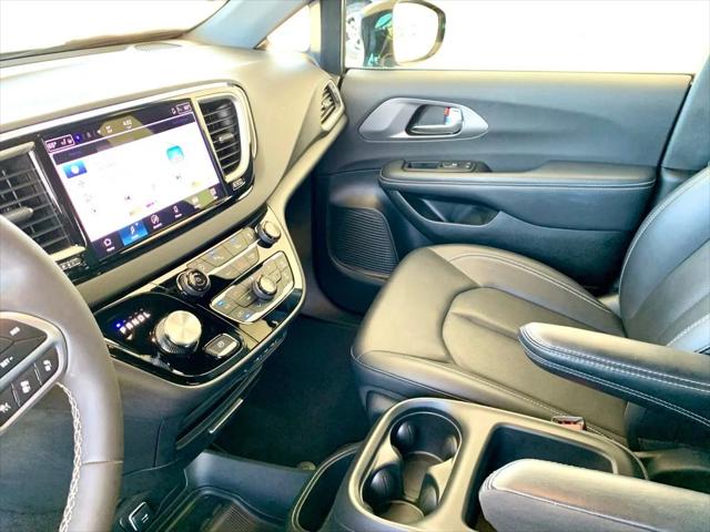 Used 2025 Chrysler Pacifica - photo 32