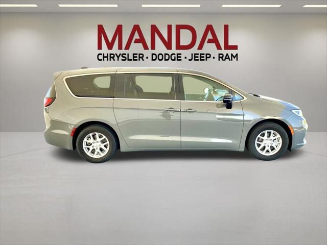 Used 2025 Chrysler Pacifica - photo 12