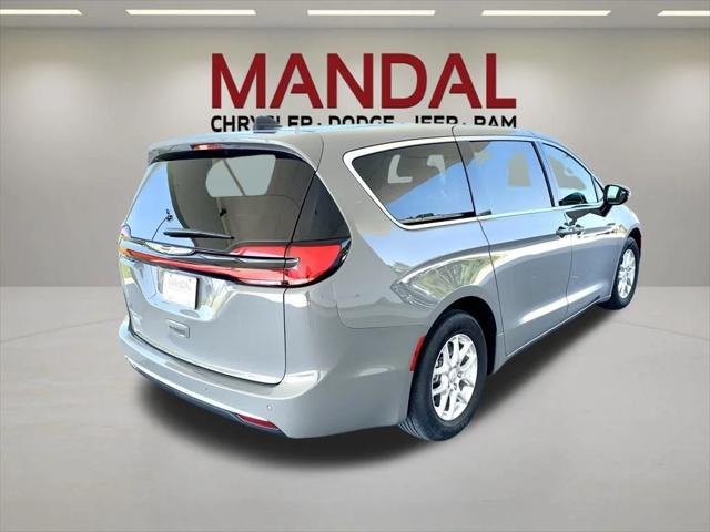 Used 2025 Chrysler Pacifica - photo 13