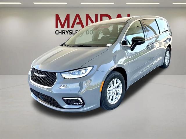 Used 2025 Chrysler Pacifica - photo 15