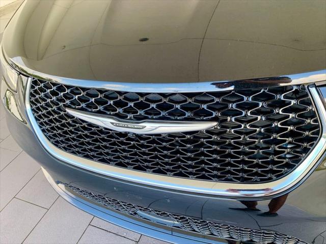 Used 2025 Chrysler Pacifica - photo 5