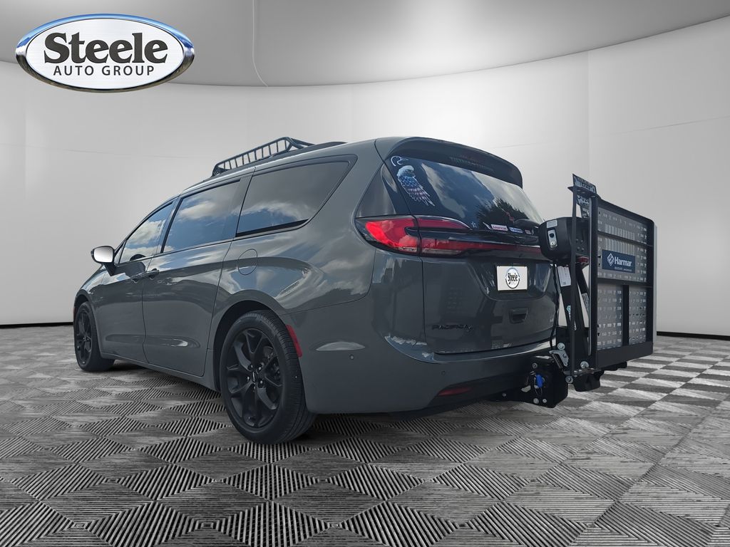 Used 2023 Chrysler Pacifica - photo 2