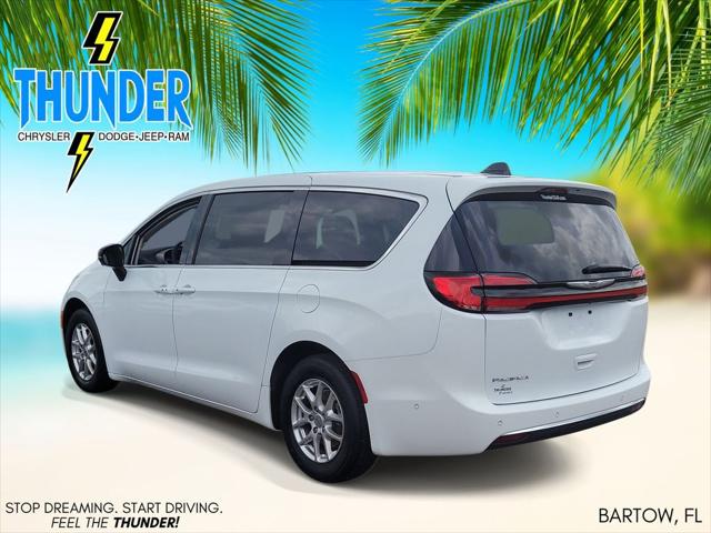 Used 2024 Chrysler Pacifica - photo 5