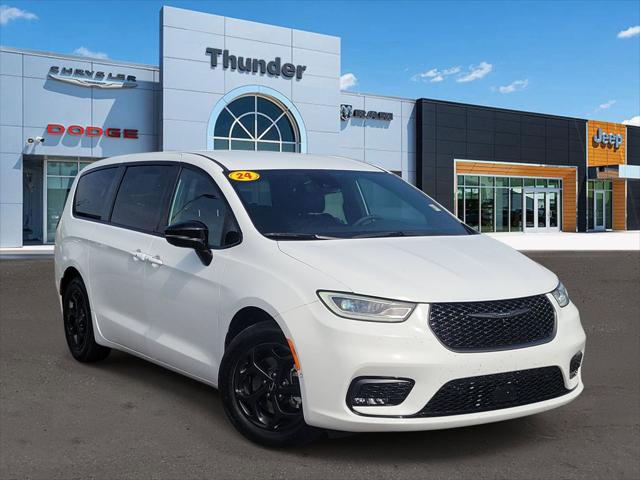 Used 2024 Chrysler Pacifica - photo 1
