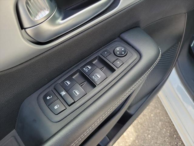 Used 2024 Chrysler Pacifica - photo 1
