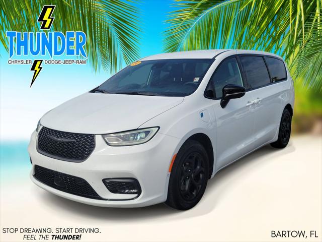 Used 2024 Chrysler Pacifica - photo 2