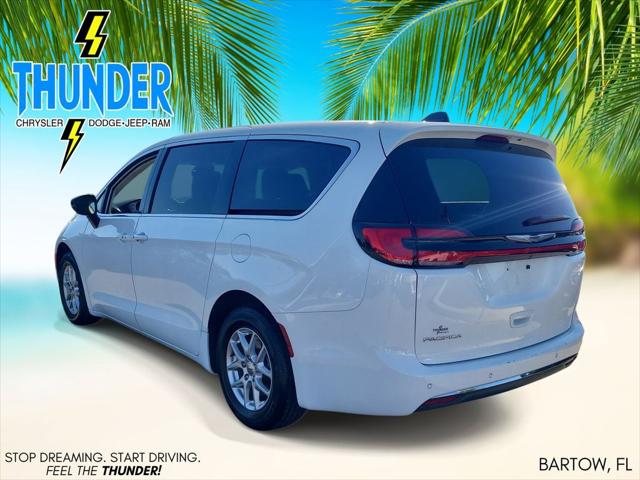 Used 2024 Chrysler Pacifica - photo 5