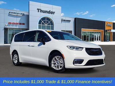 Used 2024 Chrysler Pacifica - photo 1