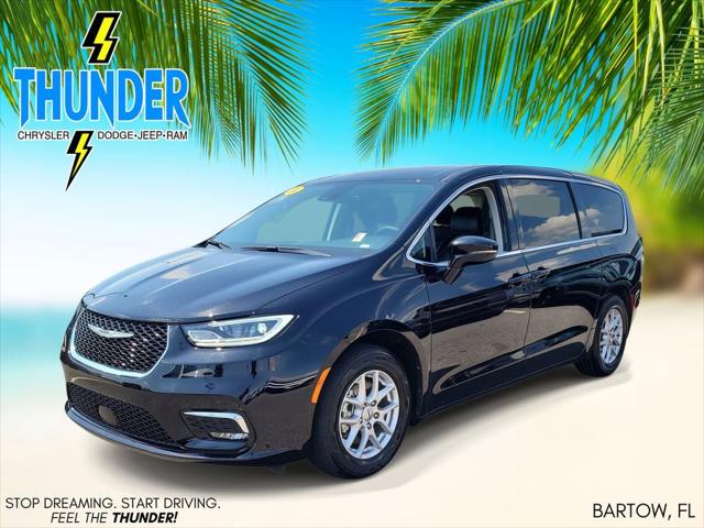 Used 2024 Chrysler Pacifica - photo 2