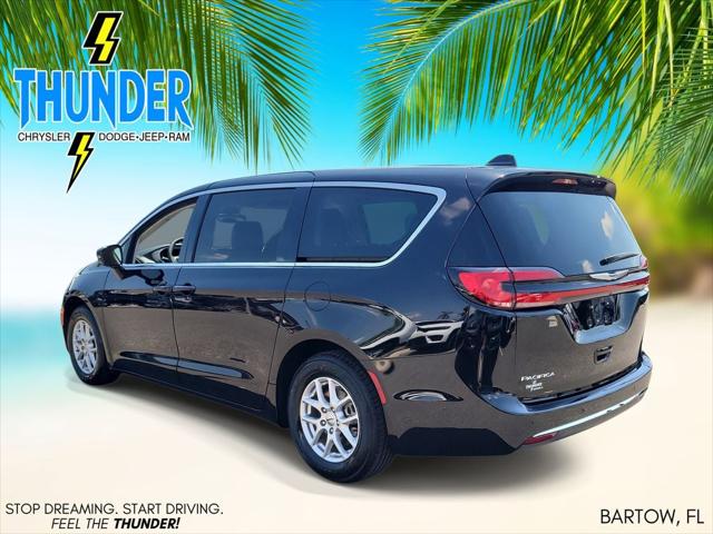 Used 2024 Chrysler Pacifica - photo 5