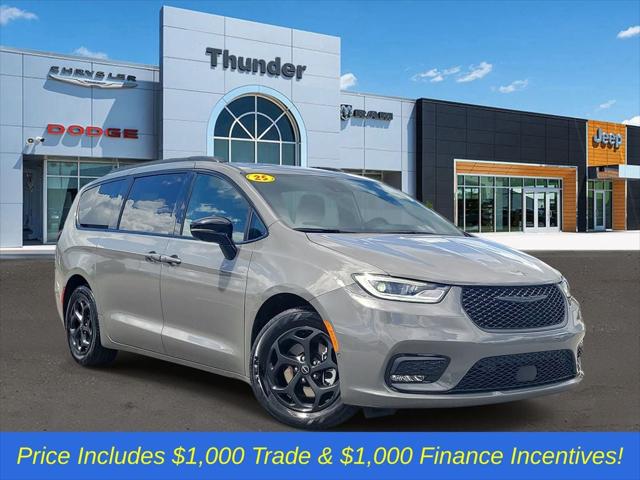 Used 2025 Chrysler Pacifica - photo 1
