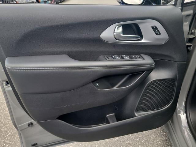 Used 2025 Chrysler Pacifica - photo 20