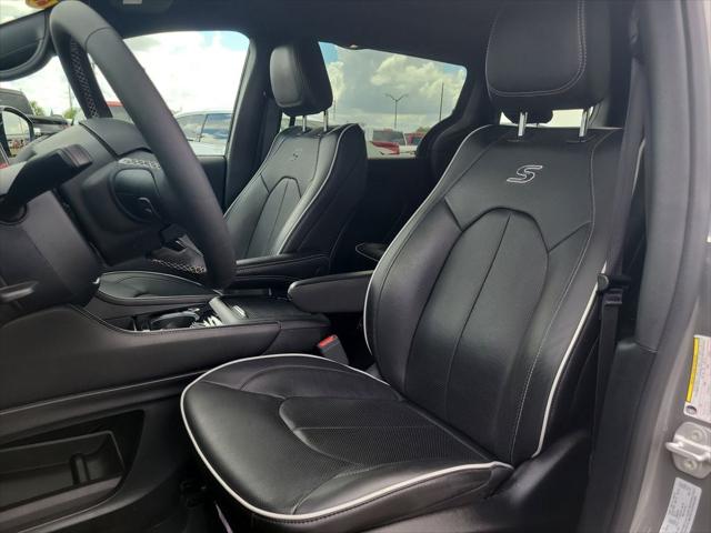 Used 2025 Chrysler Pacifica - photo 24