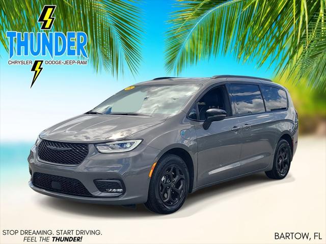 Used 2025 Chrysler Pacifica - photo 2