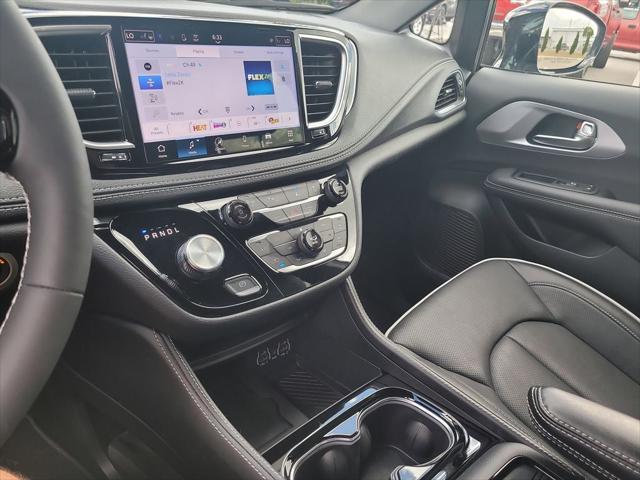 Used 2025 Chrysler Pacifica - photo 26