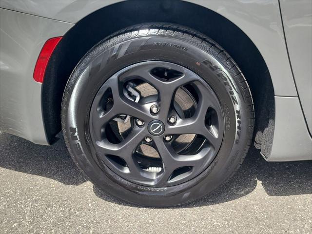 Used 2025 Chrysler Pacifica - photo 8
