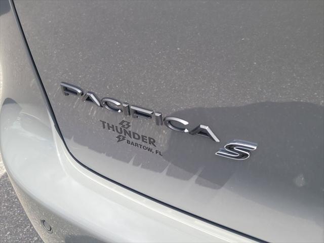 Used 2025 Chrysler Pacifica - photo 9