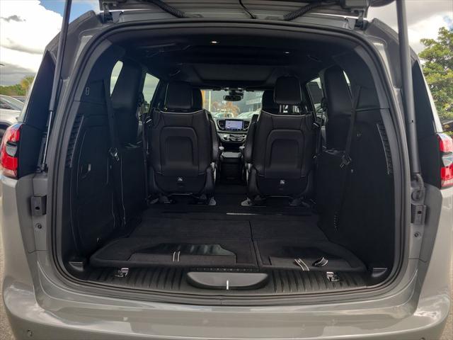 Used 2025 Chrysler Pacifica - photo 11