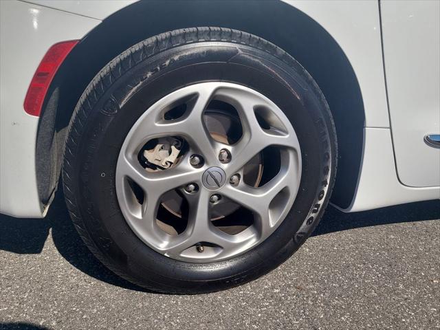 Used 2023 Chrysler Pacifica - photo 8