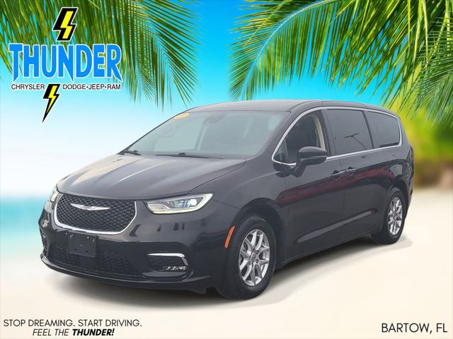 Used 2023 Chrysler Pacifica - photo 2