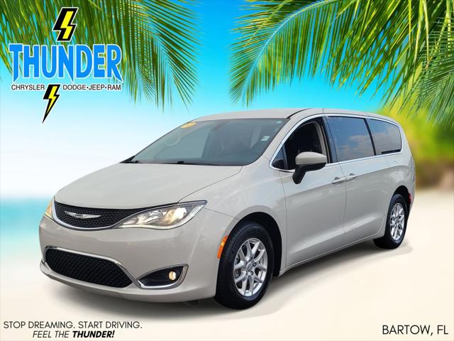 Used 2017 Chrysler Pacifica - photo 2