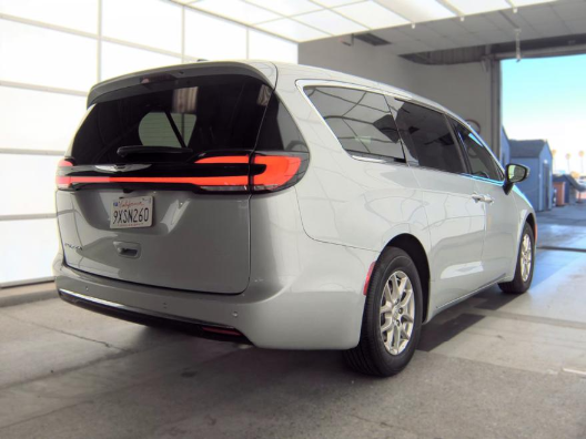 Used 2026 Chrysler Pacifica - photo 2