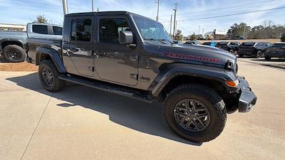 Used 2025 Jeep Gladiator - photo 1