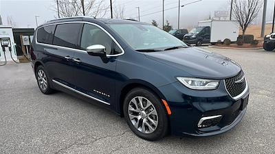 Used 2024 Chrysler Pacifica Hybrid Pinnacle Minivan for sale #J15986 - photo 2