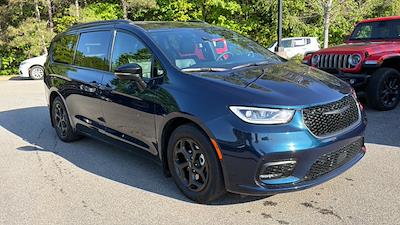 Used 2024 Chrysler Pacifica - photo 2