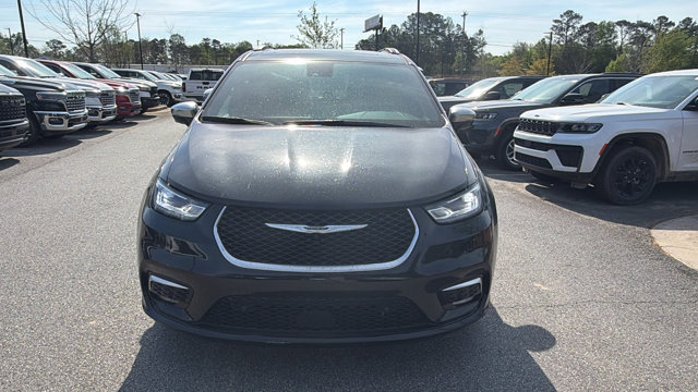 Used 2025 Chrysler Pacifica - photo 2