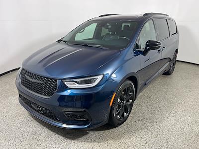 Used 2025 Chrysler Pacifica - photo 1