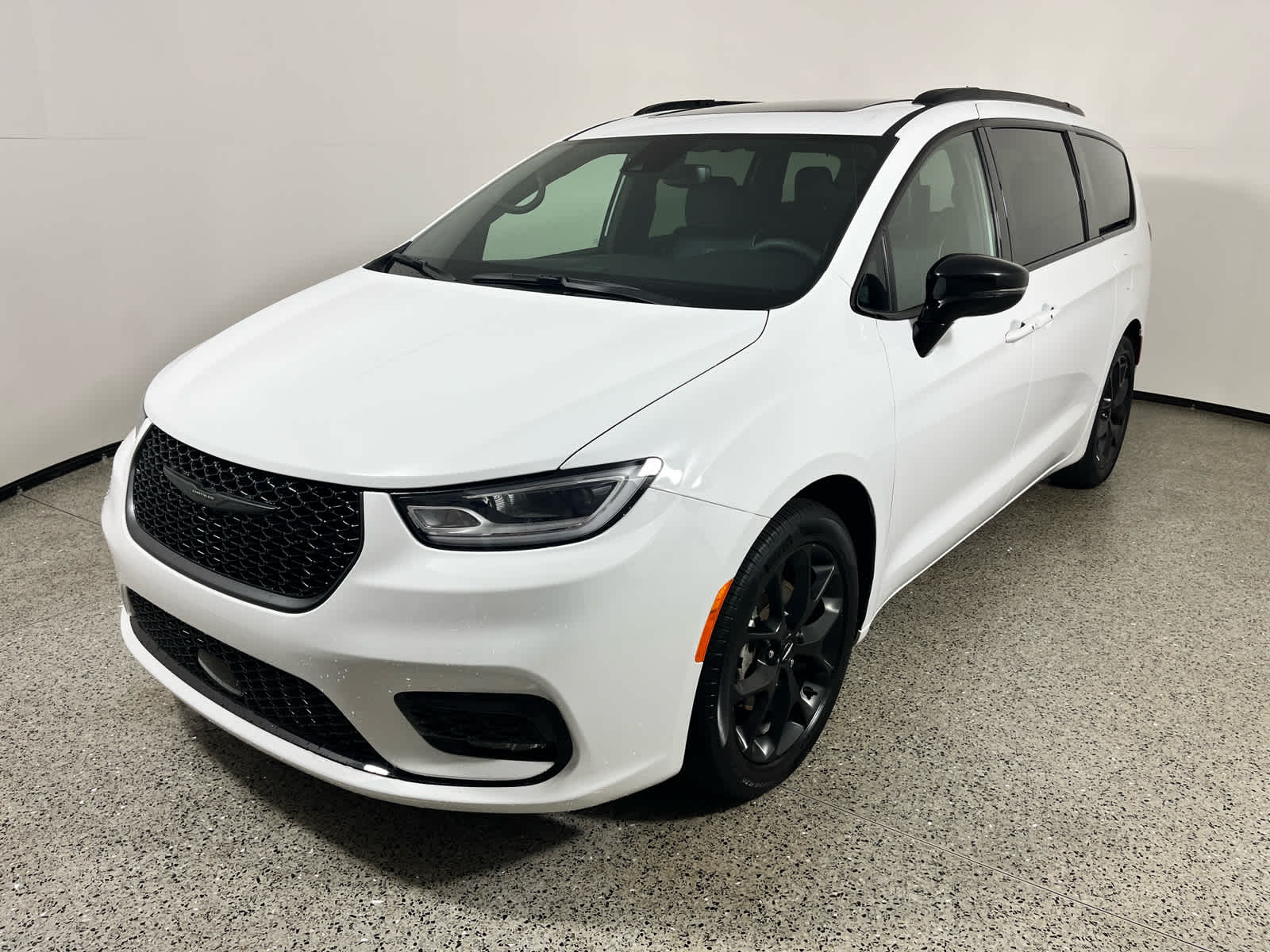Used 2025 Chrysler Pacifica - photo 1