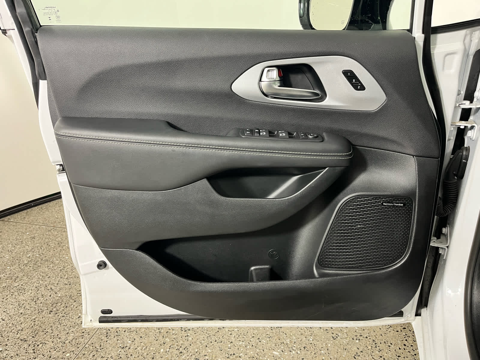 Used 2025 Chrysler Pacifica - photo 12