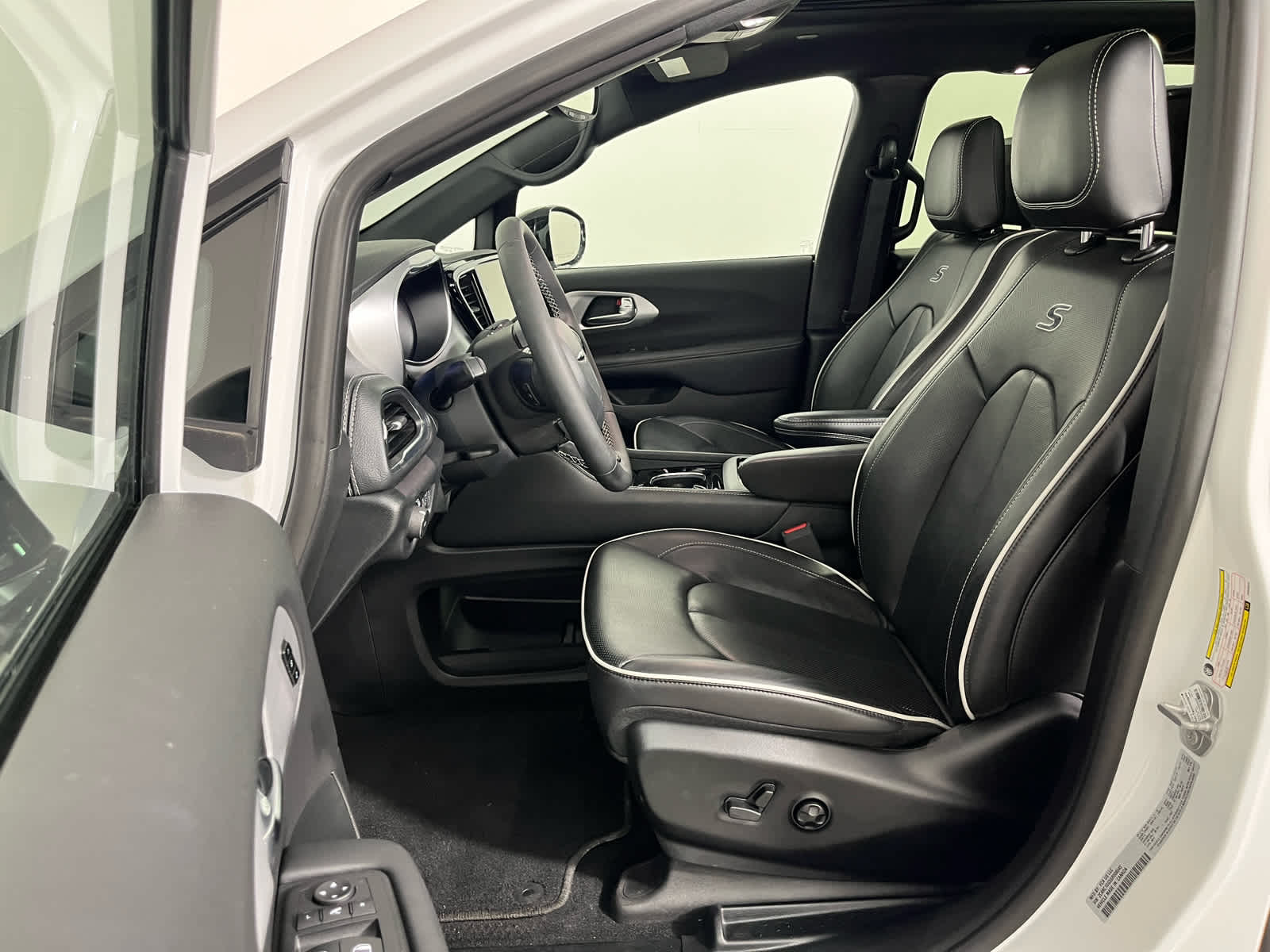 Used 2025 Chrysler Pacifica - photo 13