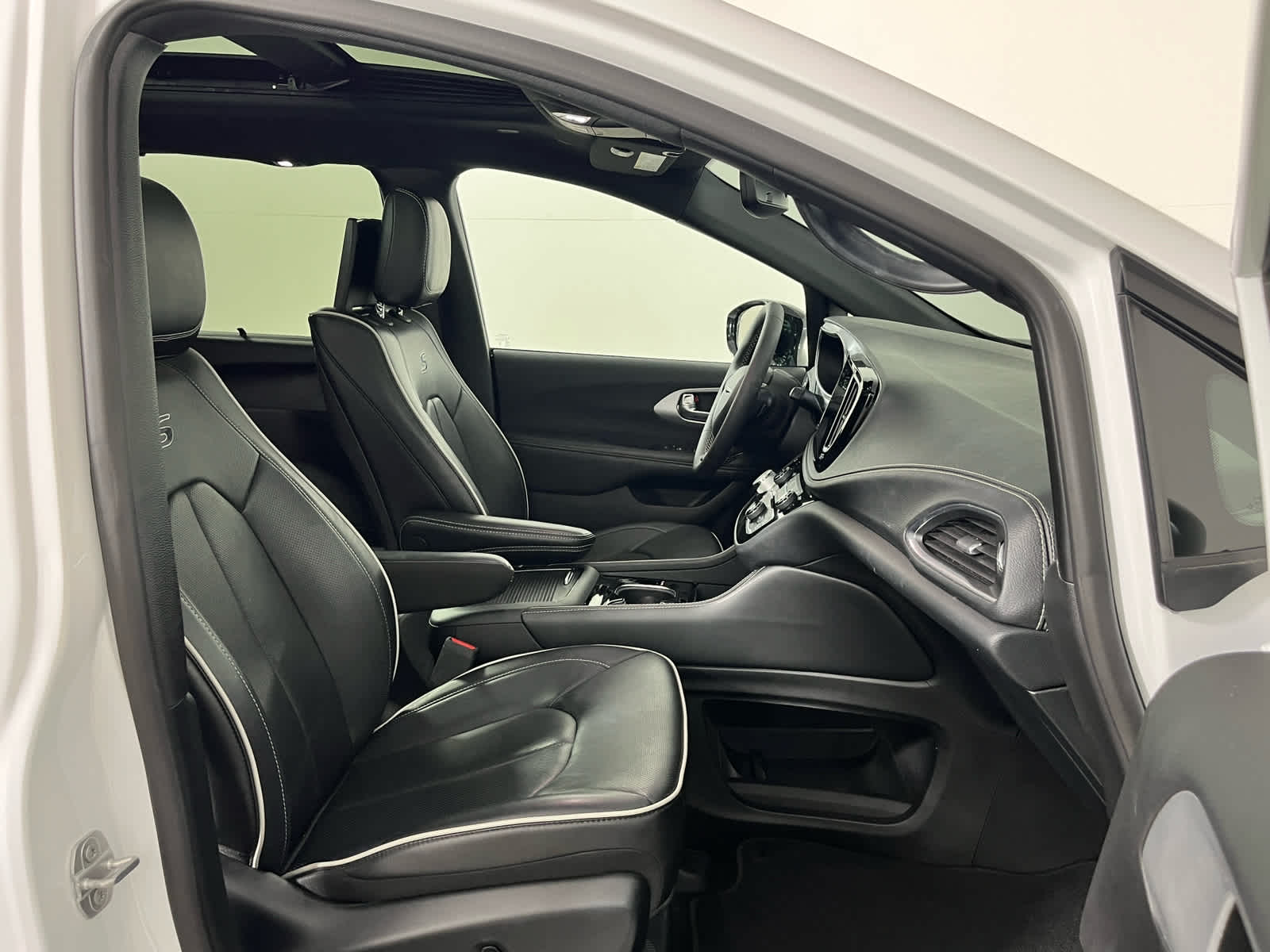 Used 2025 Chrysler Pacifica - photo 15