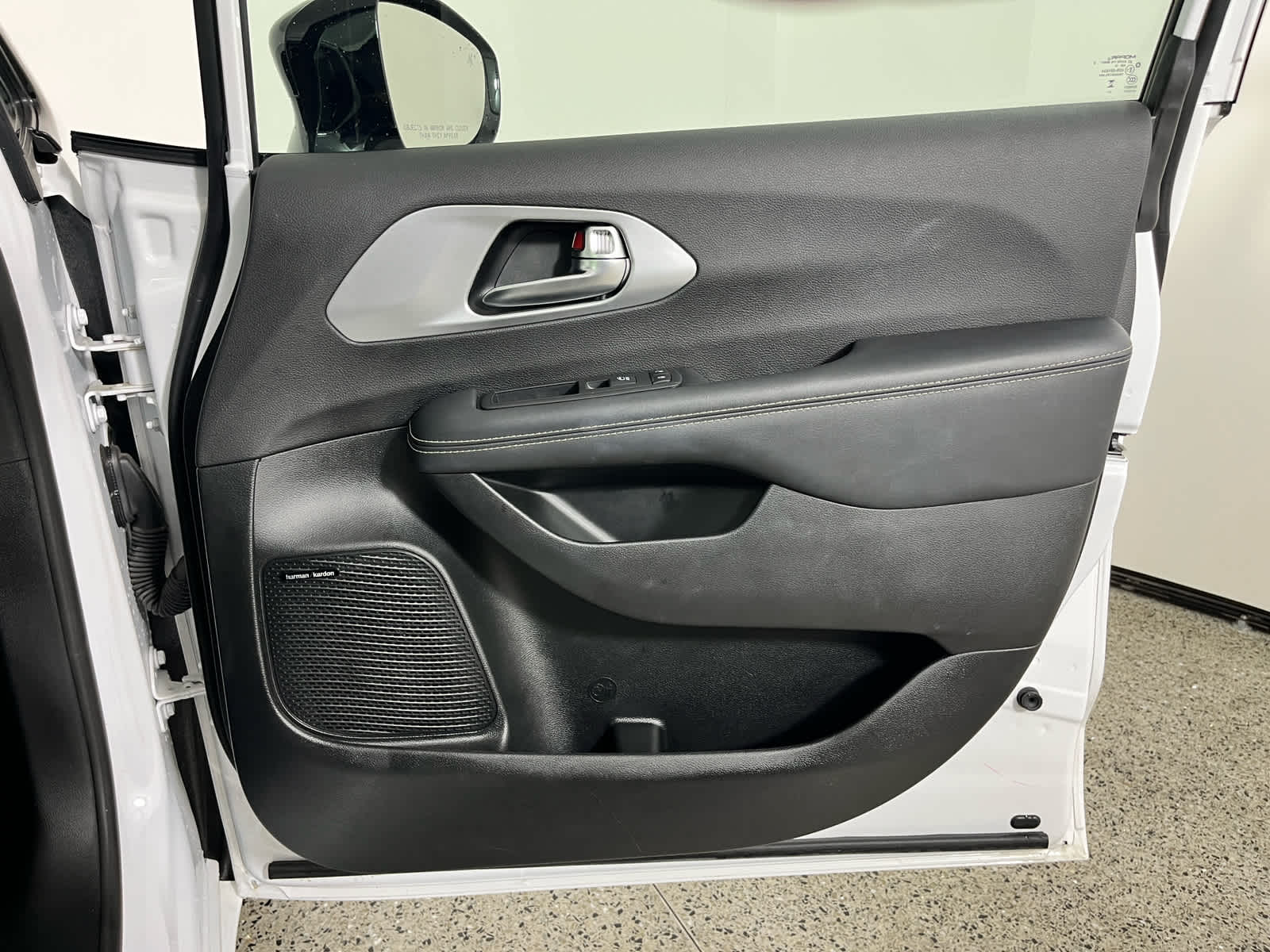 Used 2025 Chrysler Pacifica - photo 16
