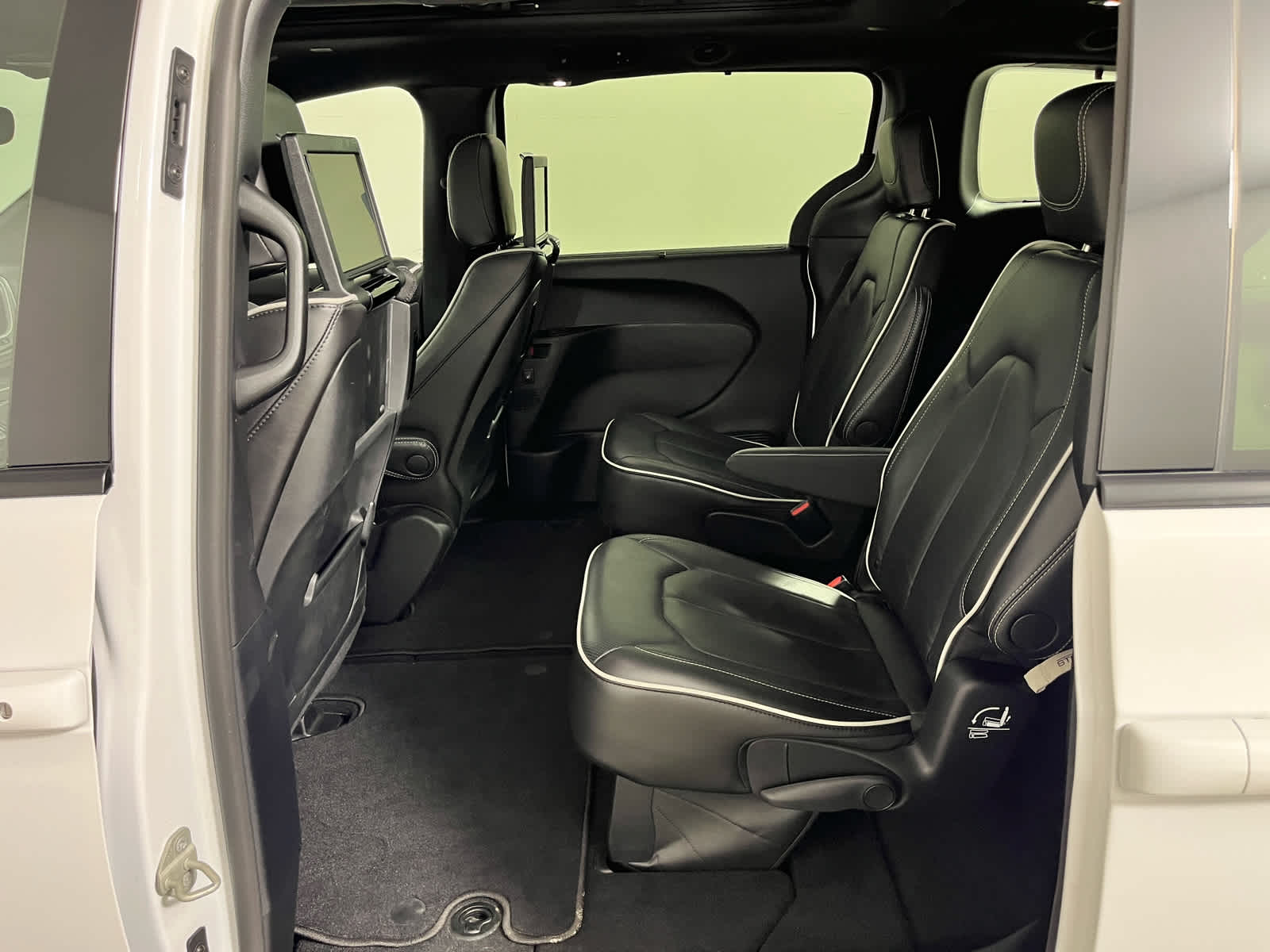 Used 2025 Chrysler Pacifica - photo 24