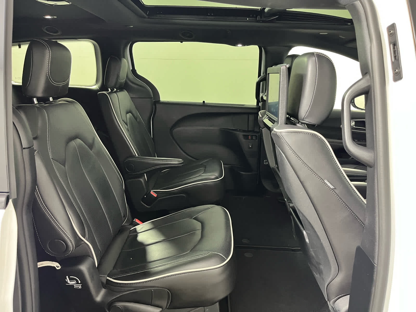 Used 2025 Chrysler Pacifica - photo 25