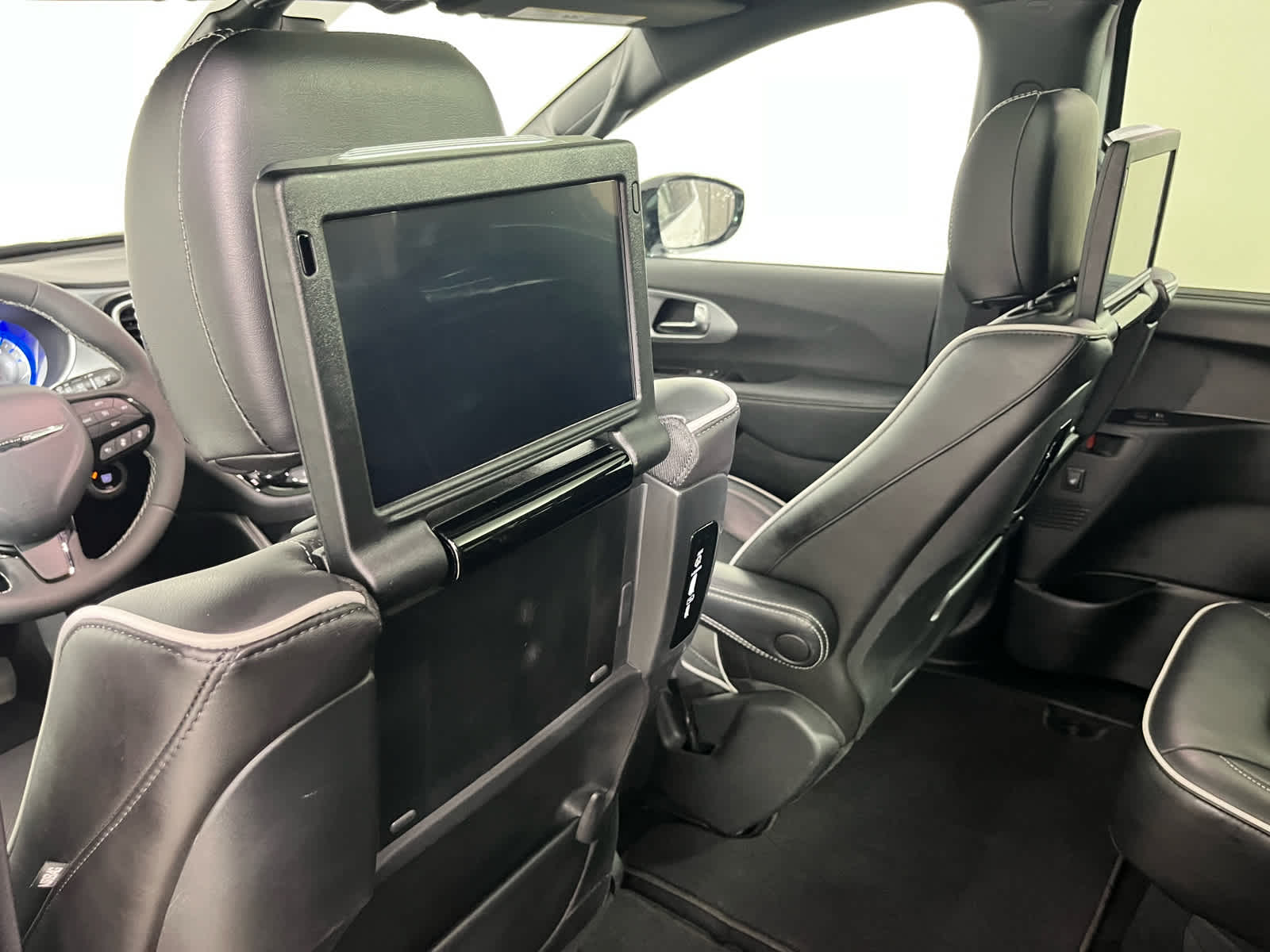 Used 2025 Chrysler Pacifica - photo 30