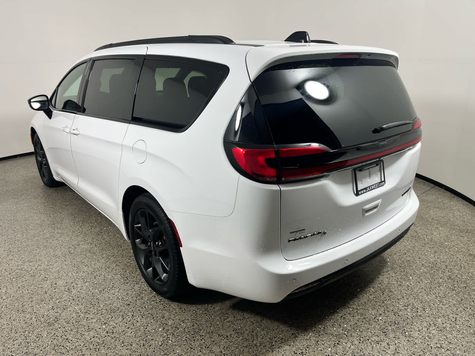 Used 2025 Chrysler Pacifica - photo 9