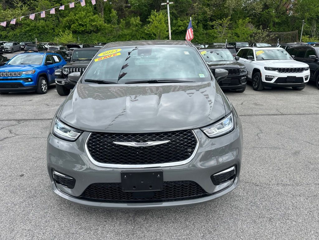 Used 2023 Chrysler Pacifica - photo 2