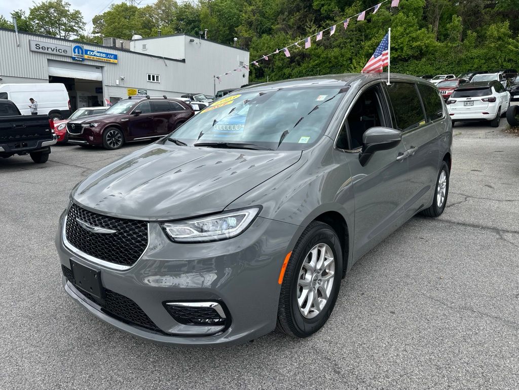 Used 2023 Chrysler Pacifica - photo 3