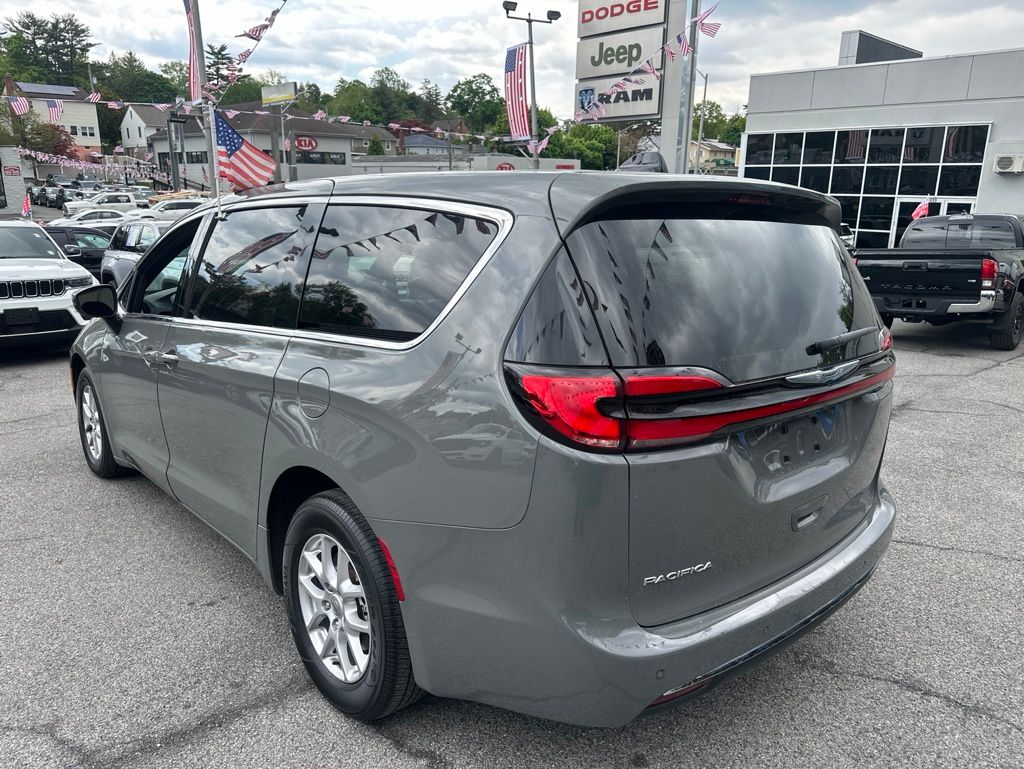 Used 2023 Chrysler Pacifica - photo 4