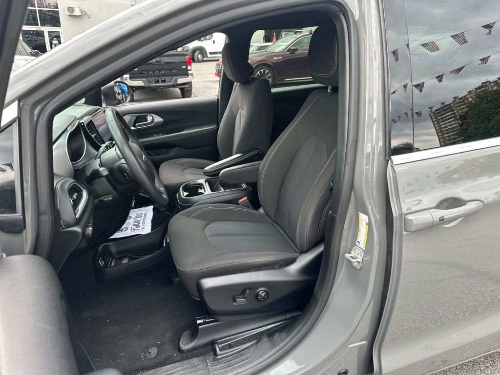 Used 2023 Chrysler Pacifica - photo 7