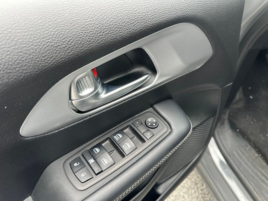 Used 2023 Chrysler Pacifica - photo 9